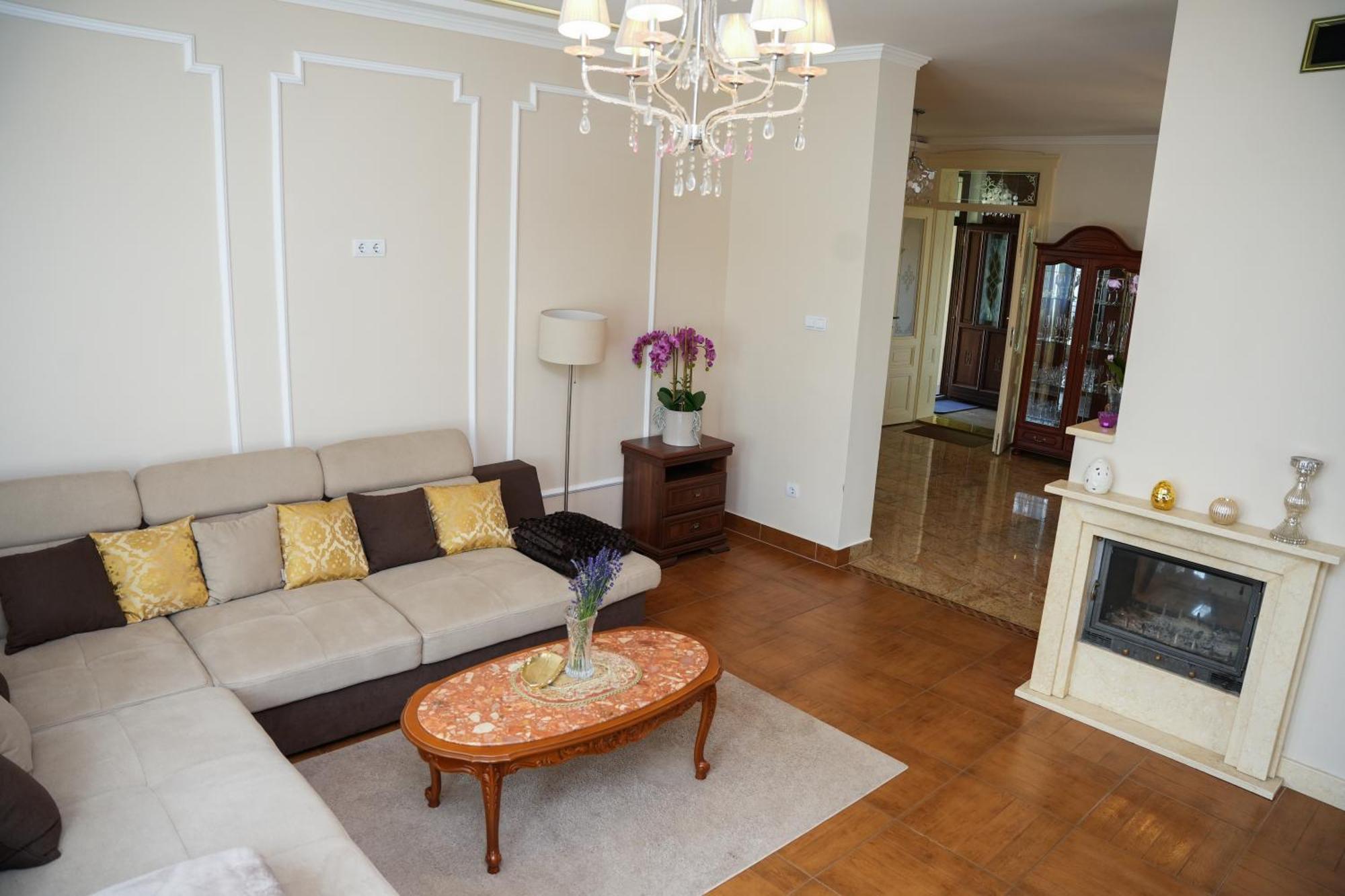 Varkert Deluxe Apartmanhaz Мишкольц Экстерьер фото