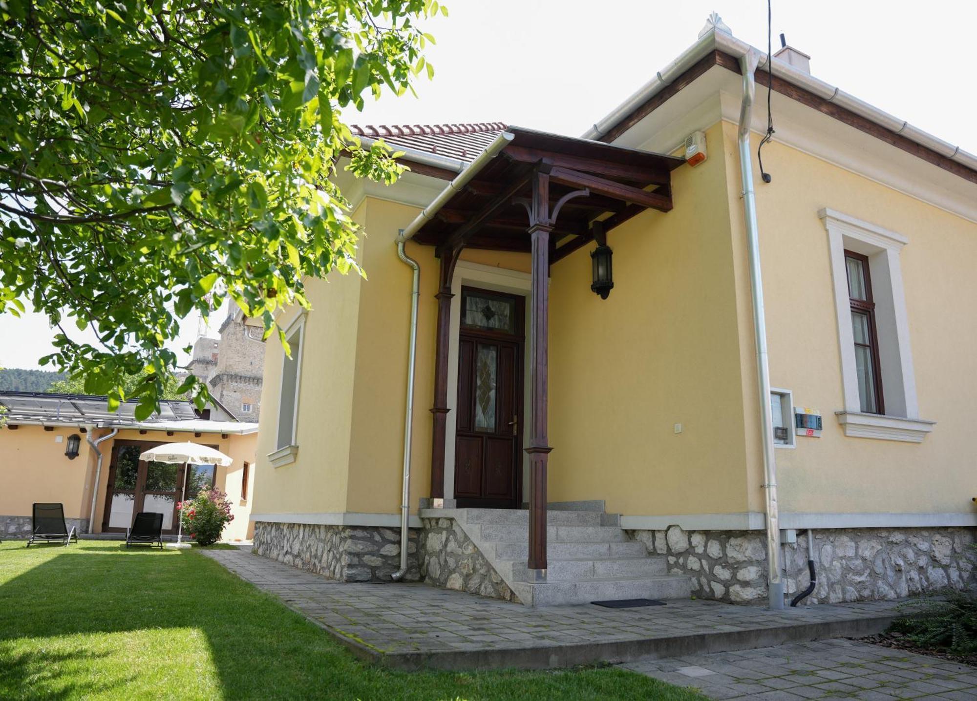 Varkert Deluxe Apartmanhaz Мишкольц Экстерьер фото